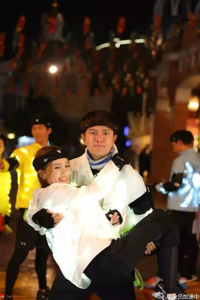 穿个发光裙怎么了，王凯这件夹克值4000多万呢