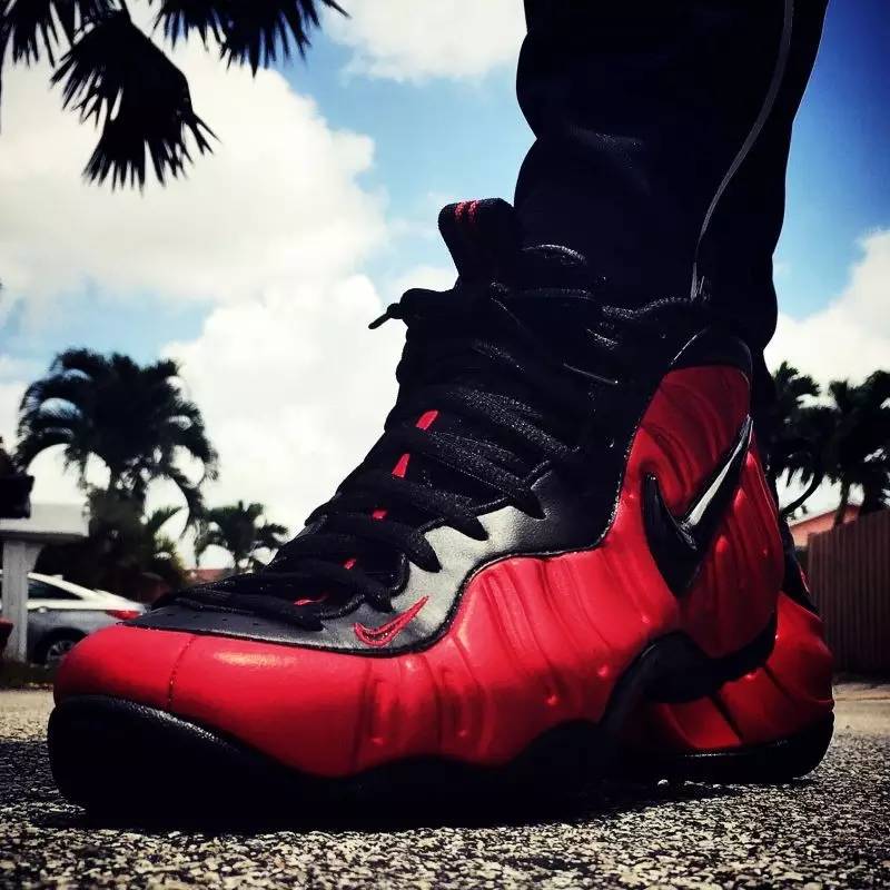 买过厂鞋，做过编辑，见证本土潮流变迁的他如今只留下这两色球鞋