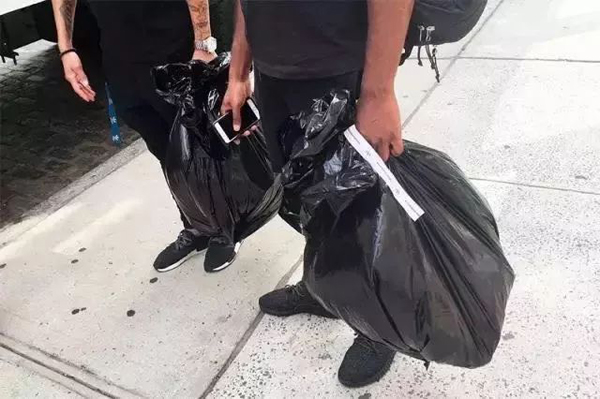 巴黎世家卖1万2的塑料袋,巴黎世家稀奇古怪的垃圾袋
