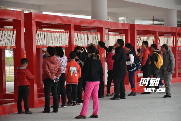 吃元宵猜灯谜社区居民载歌载舞,晃元宵猜灯谜家门口感受元宵味