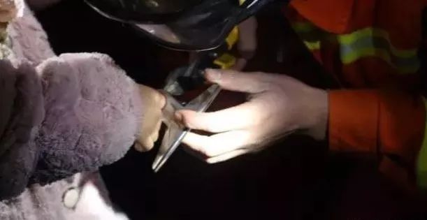 疼！家长们注意：熊孩子这样玩，钢丝刺穿右手中指！