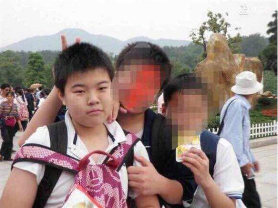 「神探苍扒瓜」LCK榜首KZ战队晒出小花生童年萌照，粉丝：吃可爱长大的吧？