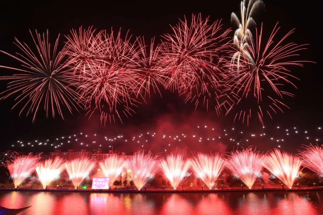 美爆了广州小蛮腰夜景,美爆了的紫色烟花