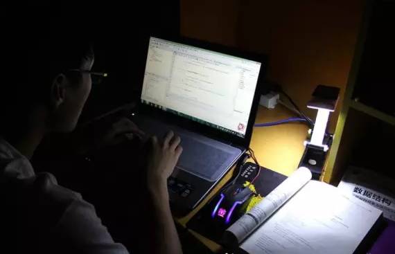 每个班里是不是都有一个这样的人,你小时候班级里一定有这样的人