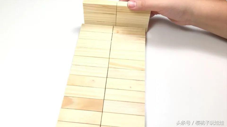 用鞋盒给芭比娃娃做一个简单的床,给芭比娃娃做超大自制床