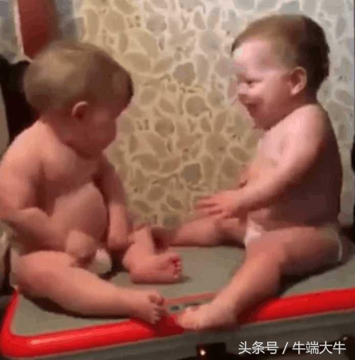 爸爸玩游戏吓小宝宝一跳,爸爸用玩具吓哭宝贝