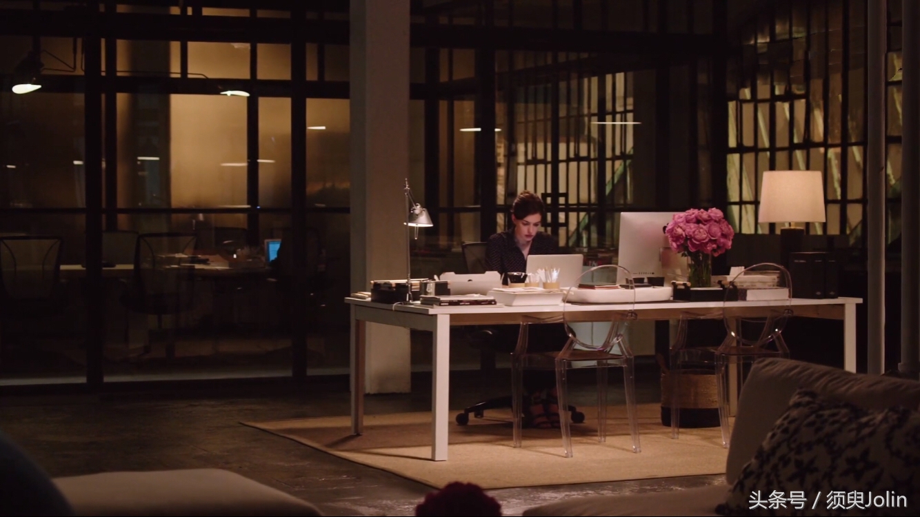 实习生，年轻的安妮海瑟变身创业老板调教退休老人