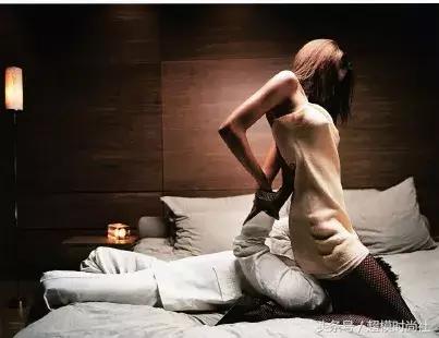 她差点成王妃，拒绝物化女性！现竟恋上一当街摸臀的男友