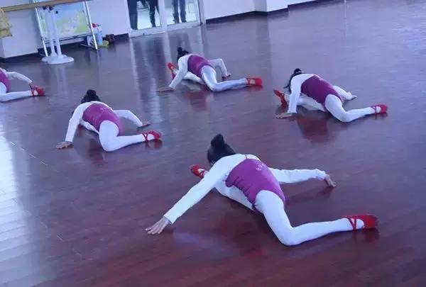 孩子下腰时后背疼还能练吗,儿童胸口弯腰中间痛会是什么原因