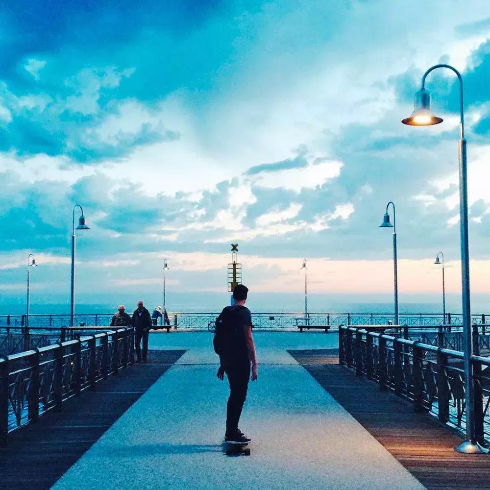 适合当朋友圈背景壁纸的图片,壁纸朋友圈背景图一束光原图