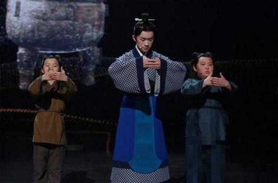 张国立易烊千玺国家宝藏穿汉服,易烊千玺被国家认可的偶像