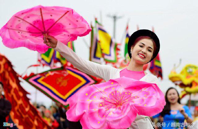 越南最重视的春节庙会，古代皇帝和现代国家元首都亲自下田干活