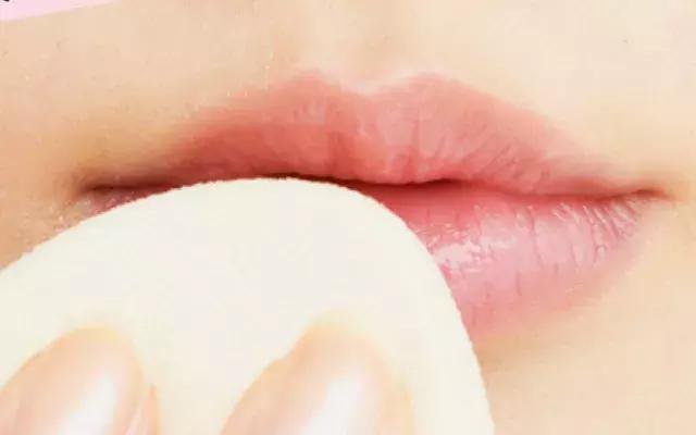 一抹惊艳的唇妆,diy唇彩的制作方法