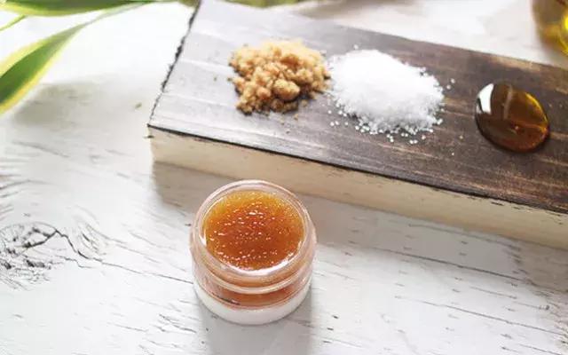 一抹惊艳的唇妆,diy唇彩的制作方法