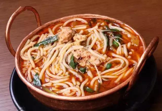 姑父的早餐店仅依赖这八款秘制米线配方，日接待量高达800人次