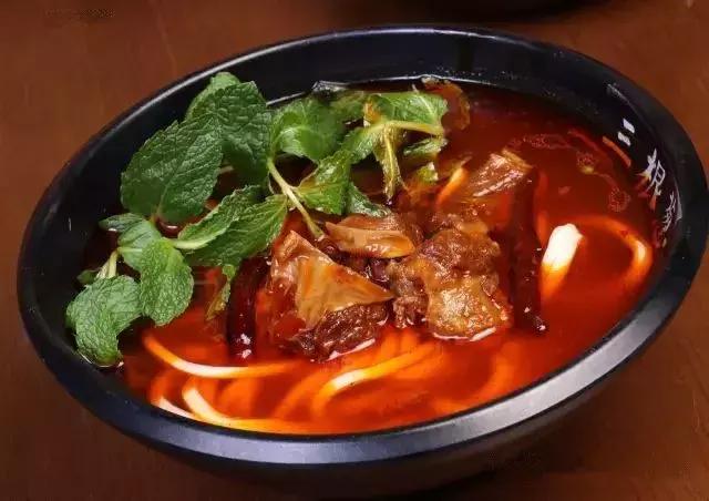 姑父的早餐店仅依赖这八款秘制米线配方，日接待量高达800人次