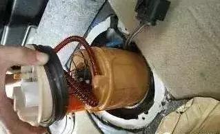汽车油箱进水怎么处理,车油箱进水了怎么办
