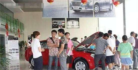 农民小哥刚提新车，发现后视镜有“裂痕”，4S店却笑他“土老帽”