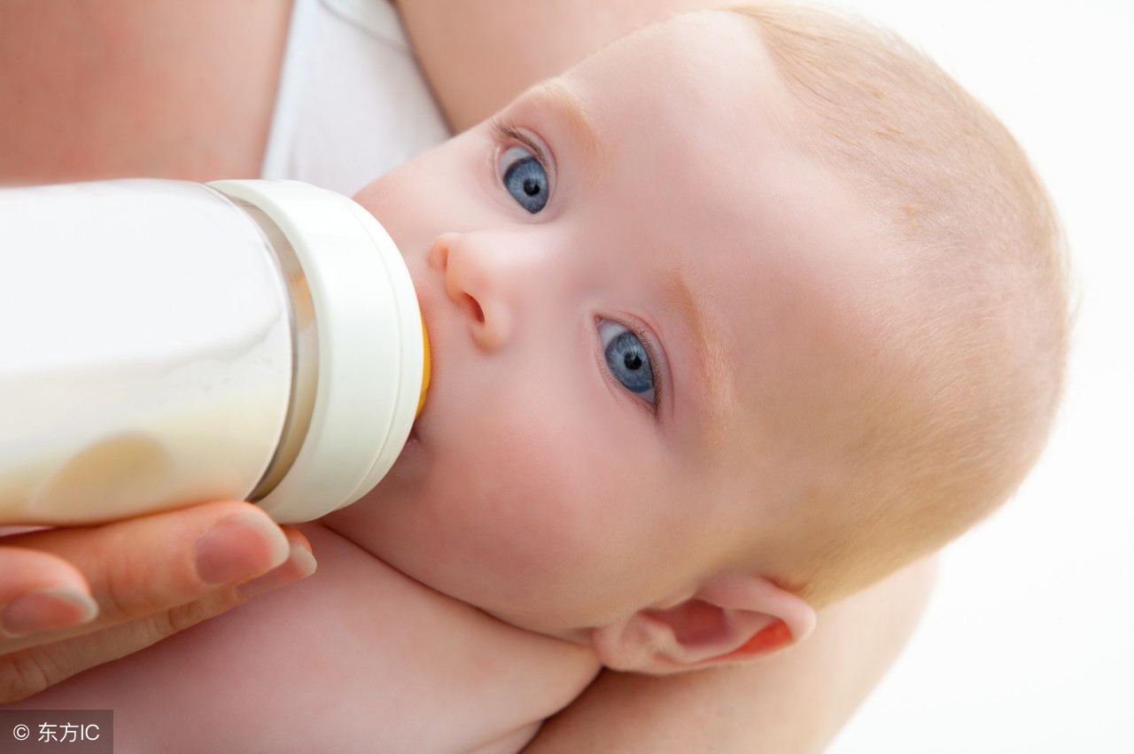 呛奶吐奶月嫂怎么回答,月嫂如何处理吐奶宝宝