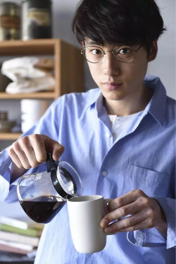 想骚还能买得起,开学这么穿让你成功撩到学妹哦