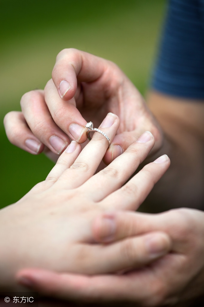 女生的婚戒和订婚戒指戴哪个手指,结婚戒指戴在哪只手才是正确的
