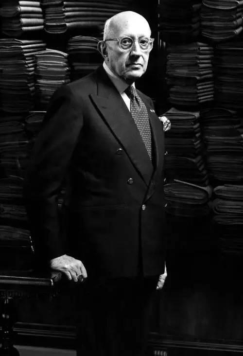 定制西服要量哪些尺寸,怎样的定制西服算合身得体的