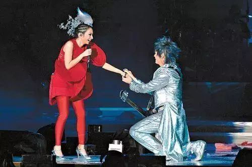 飞儿乐队主唱被踢是什么原因,飞儿乐队踢走主唱后现状