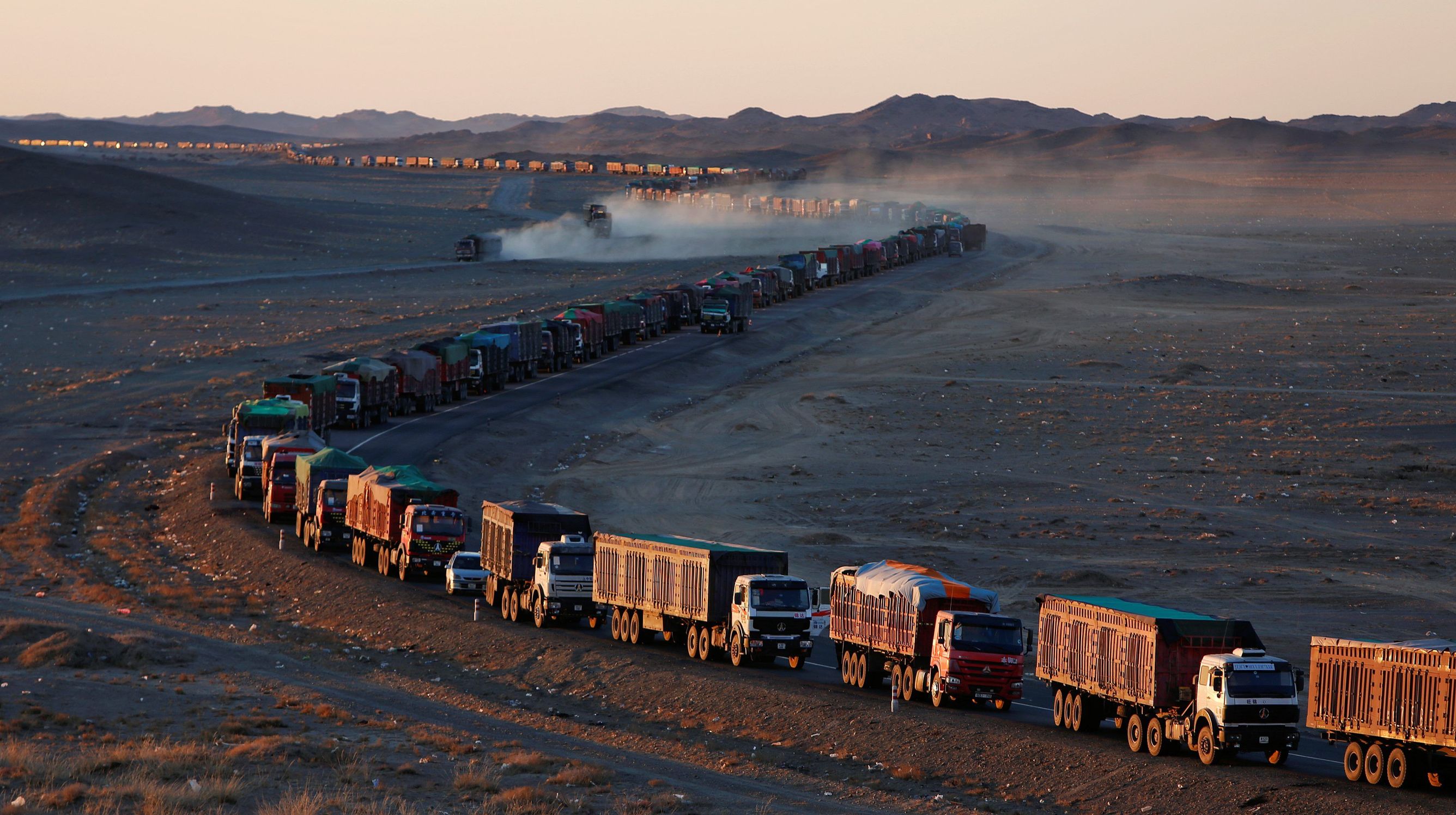 蒙古国开卡车到中国排队,蒙古国人来到中国发达城市