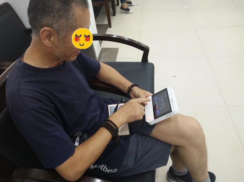 老爸中风晕倒在医院,半夜老爸中风住院