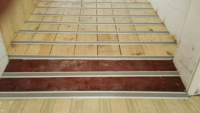 地砖和木地板怎么衔接啊,进门如何使用地砖与木地板衔接