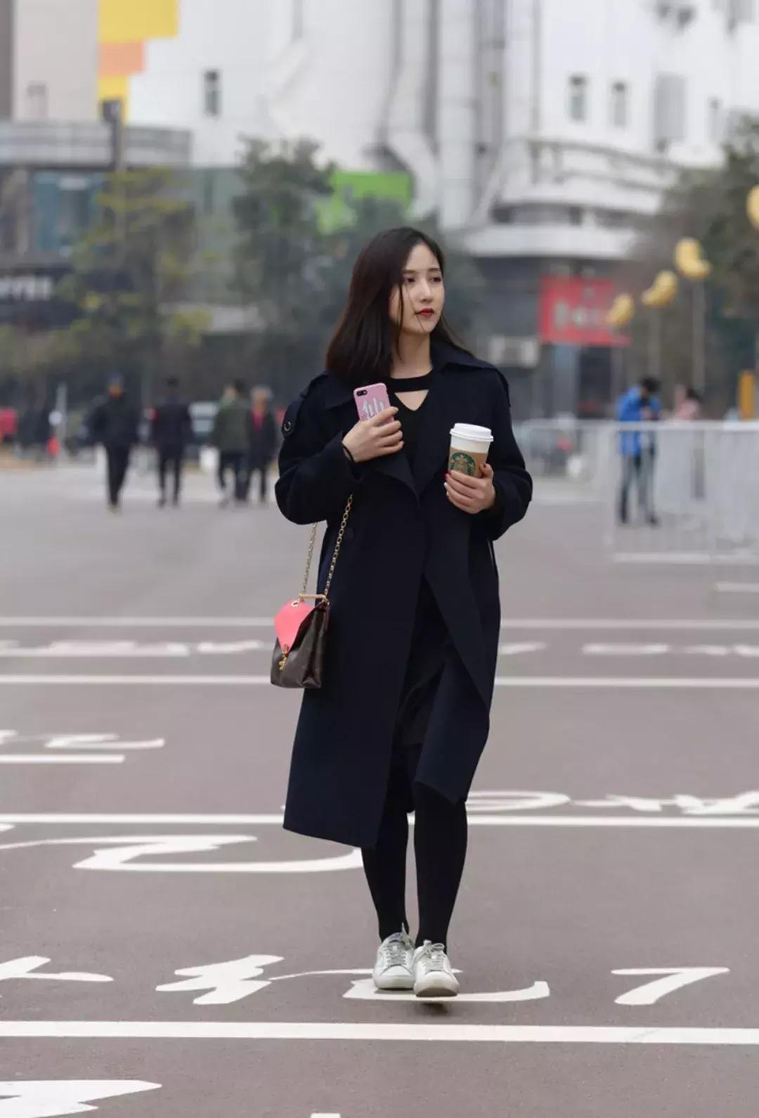 明星二姐张歆艺街拍,张歆艺红色波点裙伦敦街拍