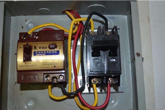 插上空调漏电保护器跳闸原因,三相漏电保护器接零跳闸什么原因