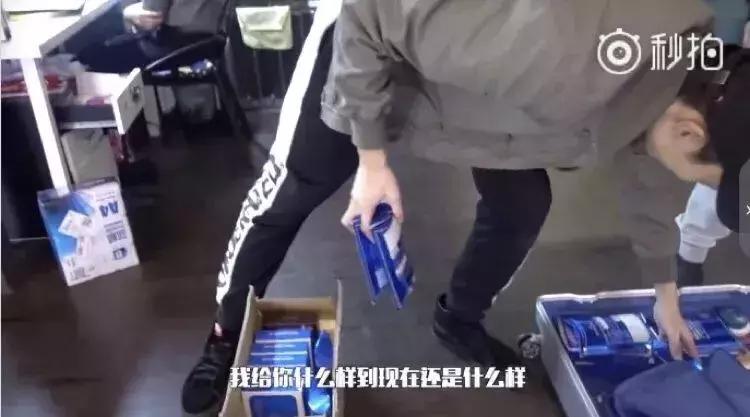 蔡徐坤张艺兴唇膏图片,朱正廷看蔡徐坤唇膏