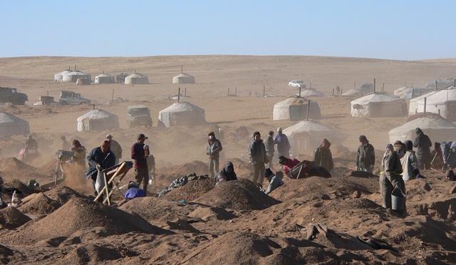 蒙古国开卡车到中国排队,蒙古国人来到中国发达城市