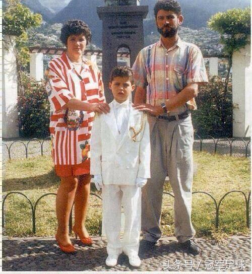 克里斯蒂亚诺罗纳尔多唱皇马队歌,克里斯蒂亚诺罗纳尔多霸气庆祝