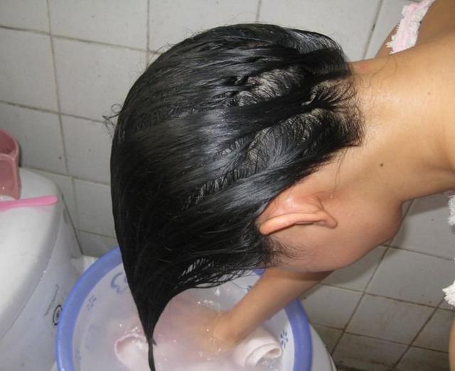 一直用清水洗头会让头发变多吗,洗头发往水里放什么让头发柔顺