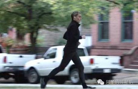 比起她的“黑白灰”，我更爱安迪帅爆了的跑步行头