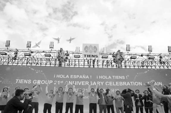 中国“超级旅游团”再次来袭天狮集团3千人亮相西班牙