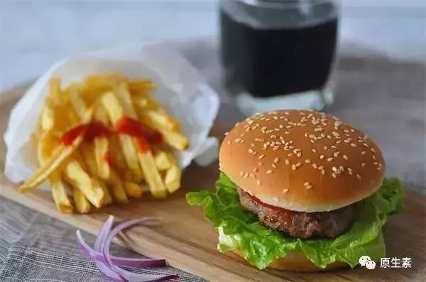 三岁女孩来例假正常吗,2岁女童来例假真实案例