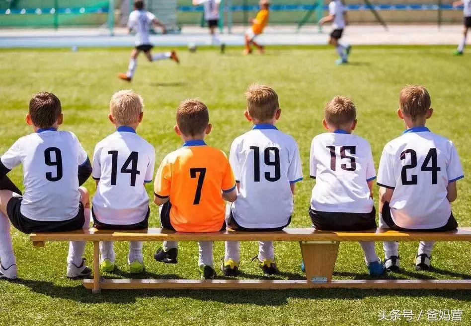 从小踢足球会变成o型腿吗,踢足球的孩子如何避免o型腿