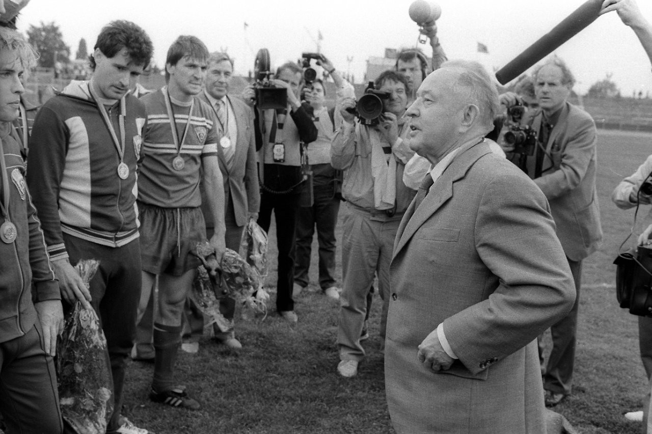 东德时期足球集锦大全,窃听风暴德国电影完整版