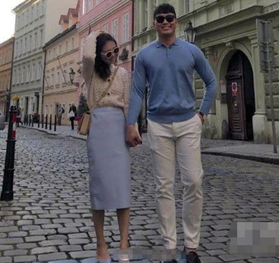 春季必试的情侣装搭配用桃花色为爱情加分！