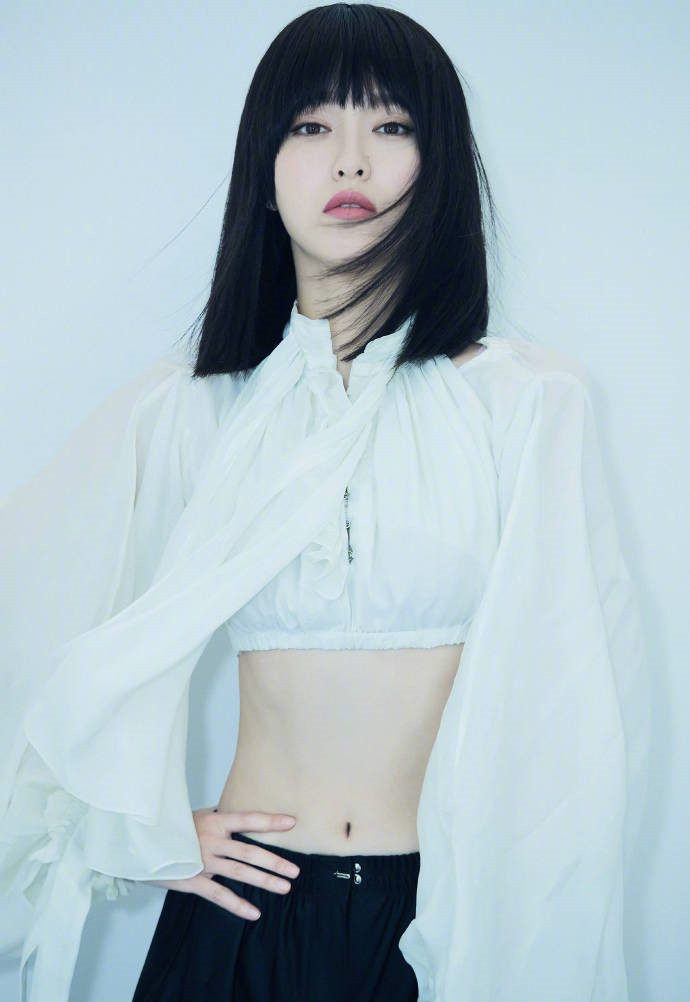 唐嫣2018年首秀亮相时装周实力圈粉，唐嫣性感小蛮腰大长腿抢镜