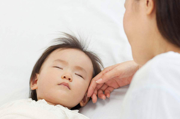 宝宝半夜饿醒了需要喂奶吗,宝宝醒了就喂奶还是饿了喂