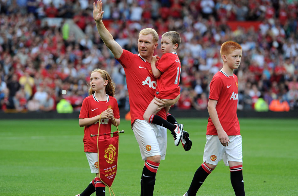 足球赛场上观众人声鼎沸,足球世界上最强的三人组合