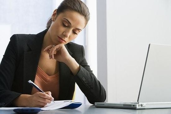 对付心胸狭窄的领导最解恨的手段,领导对付能力强的下属的三种办法