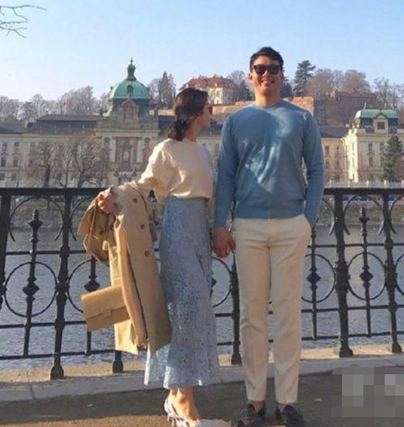 春季必试的情侣装搭配用桃花色为爱情加分！