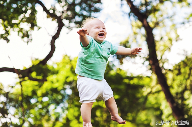 孩子爱赤脚在地板上走怎么办,孩子爱赤脚怎么办