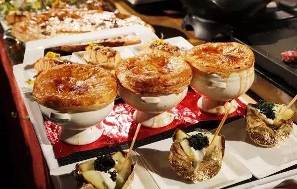 狂欢：当小金人遇上12000杯香槟