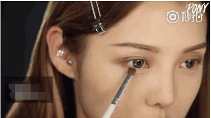 眼线睫毛膏眼影的化妆顺序,眼部化妆新人教程手涂眼影